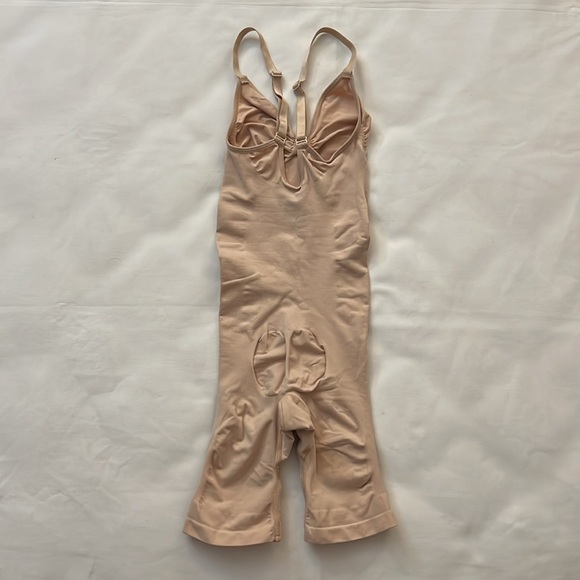 SKIMS SEAMLESS SCULPT MID THIGH BODYSUIT - Picture 3 of 3